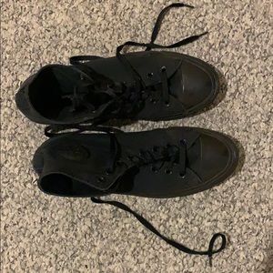 All black men’s converse, size 10